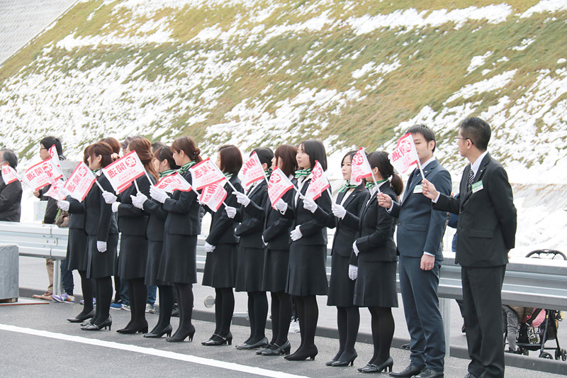 通り初めには白バイや自衛隊車両、消防車などの公務車両だけでなく、乗り合いバスや大型トラック、デリバリートラックなども