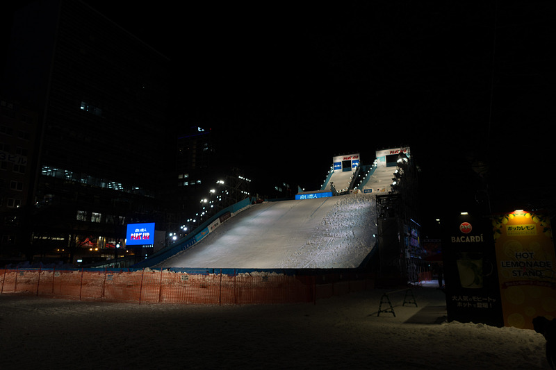 夜にはライトアップして、イベントを実施