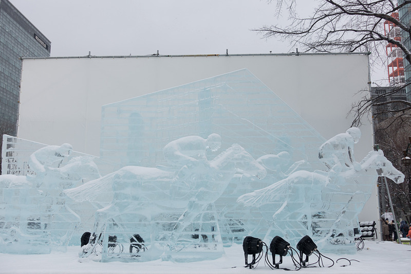 こちらも2丁目。JRAによる氷像
