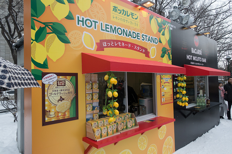 会場内には、北海道の食などが楽しめる各種屋台が出展。温かいアルコール類も販売されている