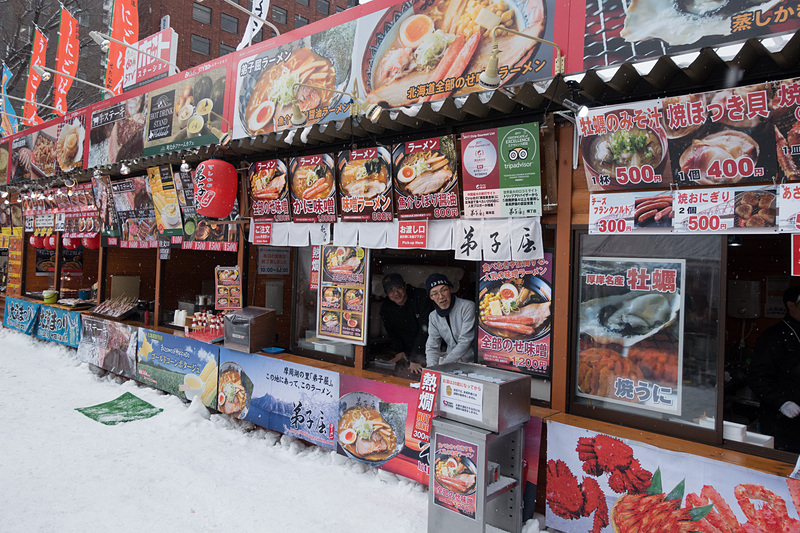 会場内には、北海道の食などが楽しめる各種屋台が出展。温かいアルコール類も販売されている