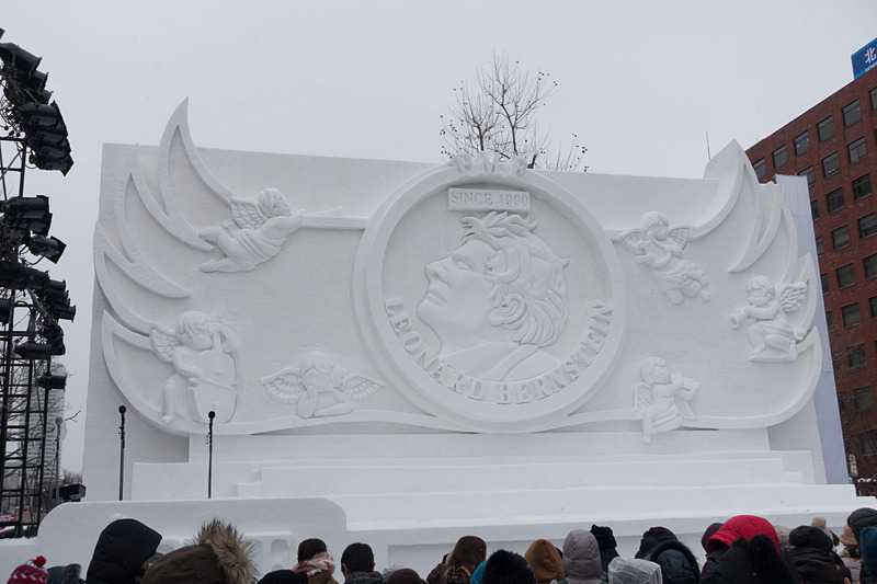 5丁目の中雪像「バーンスタイン」