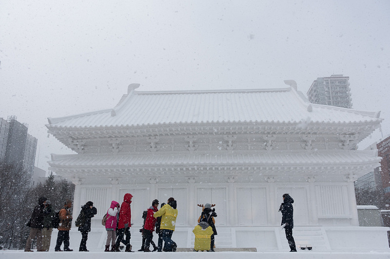 8丁目の大雪像「奈良・薬師寺 大講堂」。記念写真が撮影できるようになっていた