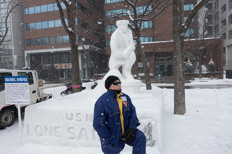 これは、米海軍三沢スノーチームによる雪像