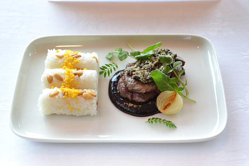 メイン料理「牛ヒレ肉の八丁味噌とバルサミコソース添え 蕗の薹（ふきのとう）のタブナートとともに」「松の実ご飯 黄身そぼろ」