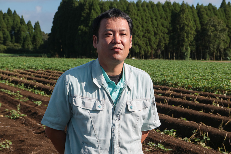 芋焼酎の原料に使用するサツマイモ「黄金千貫」について説明する霧島酒造株式会社 製造部の本部（ほんぶ）恭平氏