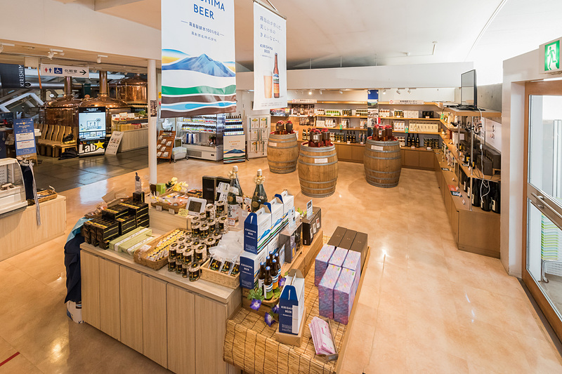 霧の蔵ブルワリー内のショップ。焼酎やクラフトビールはもちろん、ショップ限定のアルコールやオリジナルグッズ、南九州産品などを多数取り揃えており、お土産を探すのにも便利だ