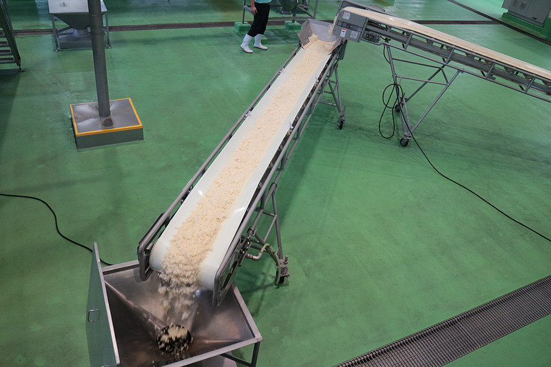 原料米の洗浄、浸漬、水切り後、「外硬内軟」の状態に蒸し上げる