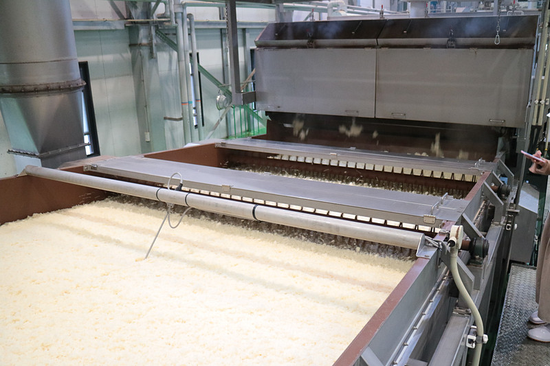 原料米の洗浄、浸漬、水切り後、「外硬内軟」の状態に蒸し上げる