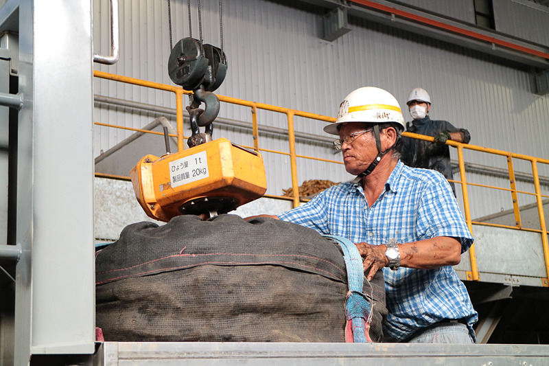 搬入される原材料のサツマイモ。多いときには1日約85トンのサツマイモが運び込まれる