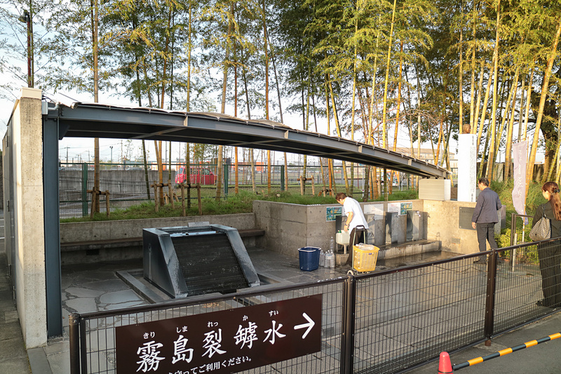 霧島裂罅水の水汲み場。営業時間内であれば無料で汲むことができ、地元の人たちが絶えず訪れていた