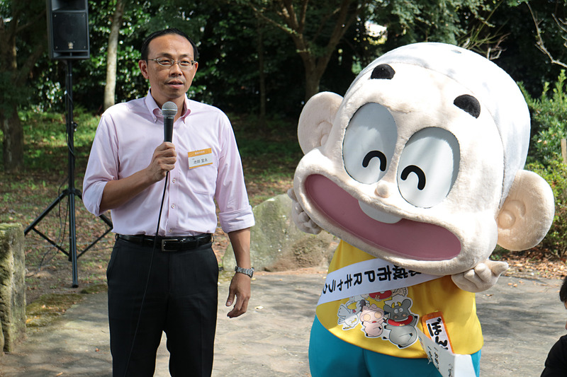 都城市 市長の池田宜永（たかひさ）氏は地元出身。市のPRキャラクターであるぼんちくんとともにごあいさつ