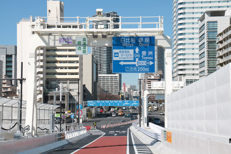 晴海出口の先は晴海三丁目交差点。直進すれば日比谷や銀座、右折すれば豊洲、左折すると晴海客船ターミナルや2020年オリンピック・パラリンピックの選手村にアクセスできる