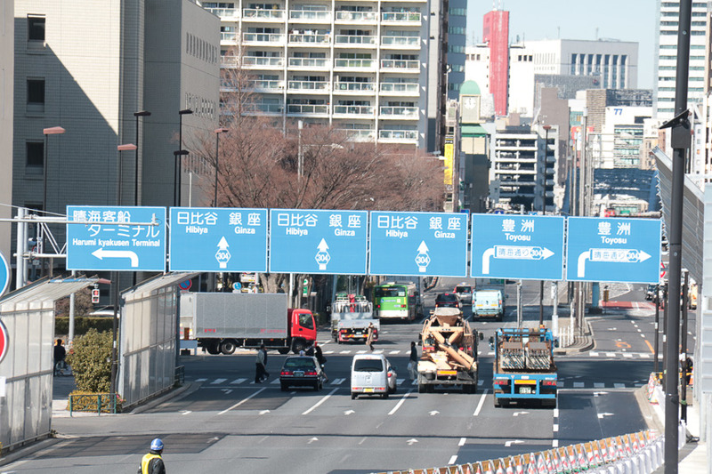 晴海出口の先は晴海三丁目交差点。直進すれば日比谷や銀座、右折すれば豊洲、左折すると晴海客船ターミナルや2020年オリンピック・パラリンピックの選手村にアクセスできる