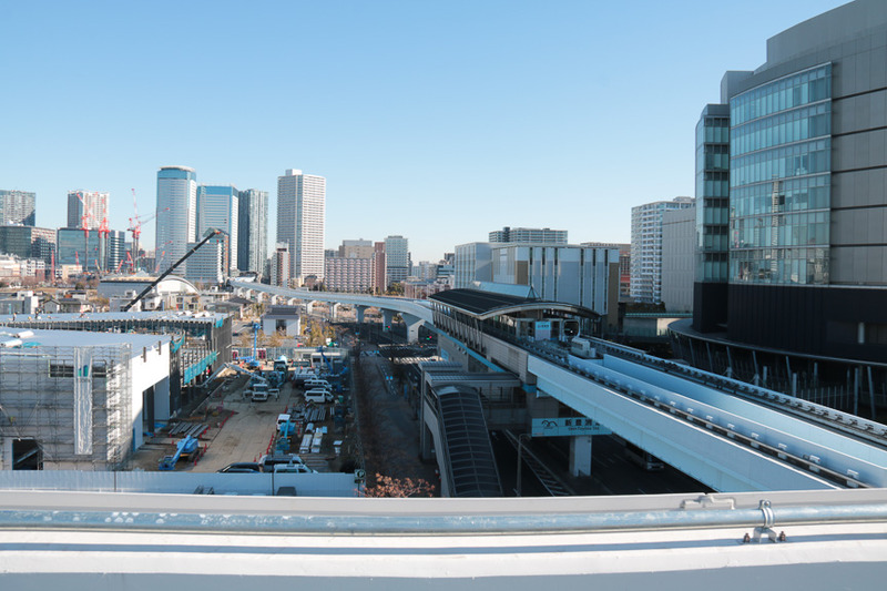 最高地点はゆりかもめの軌道の直上。隣の丸い建物は東京電力の変電設備とのこと