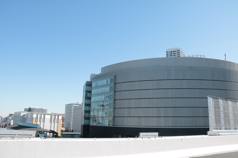 最高地点はゆりかもめの軌道の直上。隣の丸い建物は東京電力の変電設備とのこと