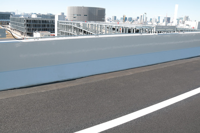 LED式高欄照明と排水性の良い高機能舗装。片側1車線ではあるが小型車両による照明点検や整備が行えるようになっている