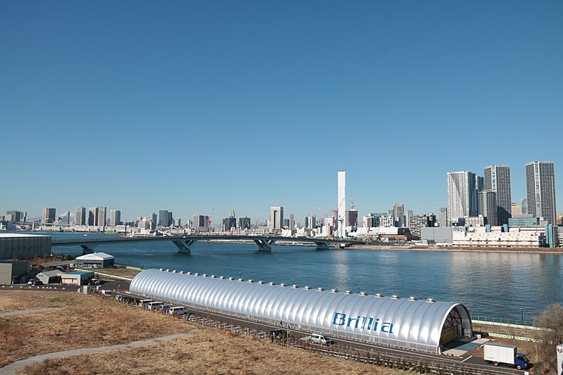 晴れた日には富士山や東京スカイツリー、東京タワーが眺められる。晴海や豊洲地区の高層マンションに灯りがともる時間にはきれいかもしれないが、脇見運転は禁物