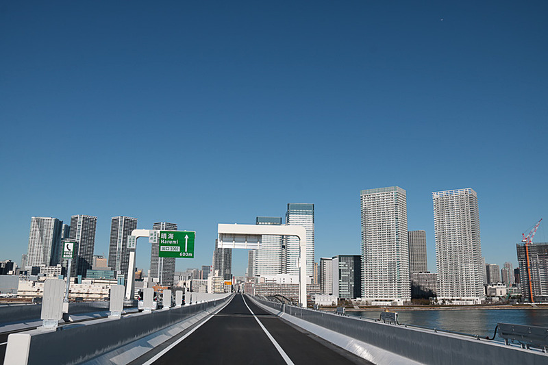 晴れた日には富士山や東京スカイツリー、東京タワーが眺められる。晴海や豊洲地区の高層マンションに灯りがともる時間にはきれいかもしれないが、脇見運転は禁物