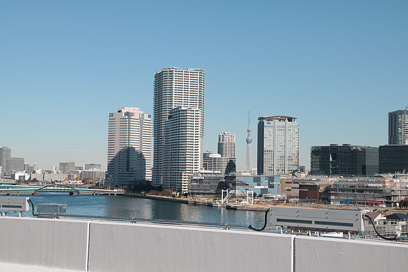 晴れた日には富士山や東京スカイツリー、東京タワーが眺められる。晴海や豊洲地区の高層マンションに灯りがともる時間にはきれいかもしれないが、脇見運転は禁物