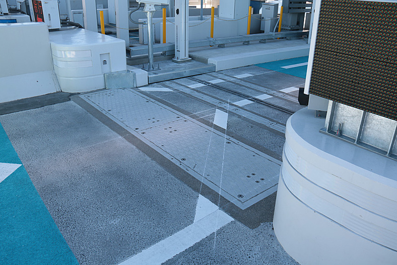 この料金所ゲート前の鉄板が過積載車両などを検知する重量計。ゲートの先にあるカメラでしっかり映像と合わせて記録される