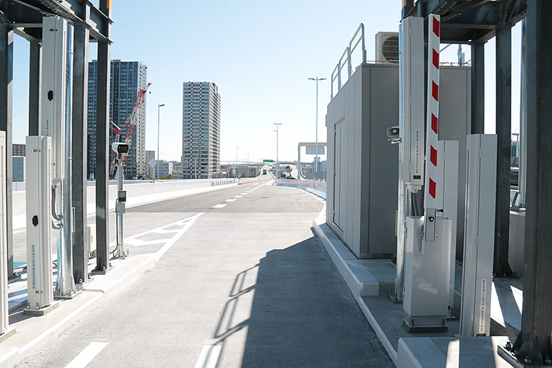 この料金所ゲート前の鉄板が過積載車両などを検知する重量計。ゲートの先にあるカメラでしっかり映像と合わせて記録される