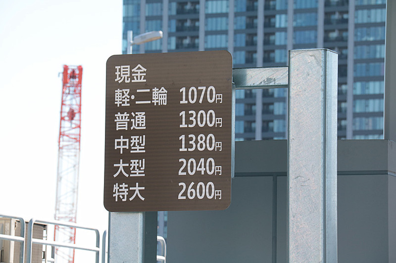 このカメラは通過車両を捉えて5種類の料金区分を判別するためのもの。ただし必ずすべての車種を判別できるわけではないとのことで、最終的な判断は現場の徴収員が行なうようだ