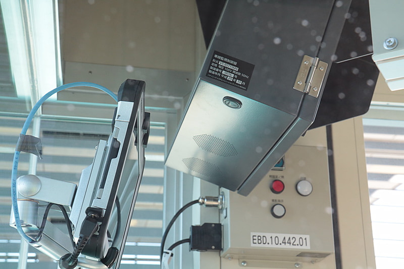 料金所ブースの中。ETCの普及により以前より現金収受は減ったとのことだが、その代わりに車線制御監視盤などのハイテク機器が並ぶ