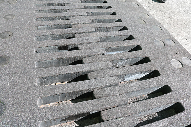 首都高速のプレート間のジョイント部。今は冬なので寒さのため黒い接合部に隙間が開いているが、夏で高温になると隙間が詰まる仕組み