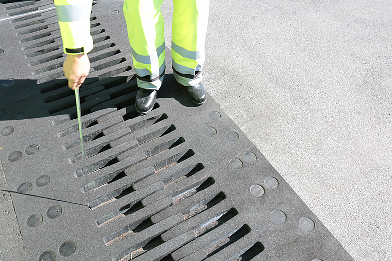 首都高速のプレート間のジョイント部。今は冬なので寒さのため黒い接合部に隙間が開いているが、夏で高温になると隙間が詰まる仕組み