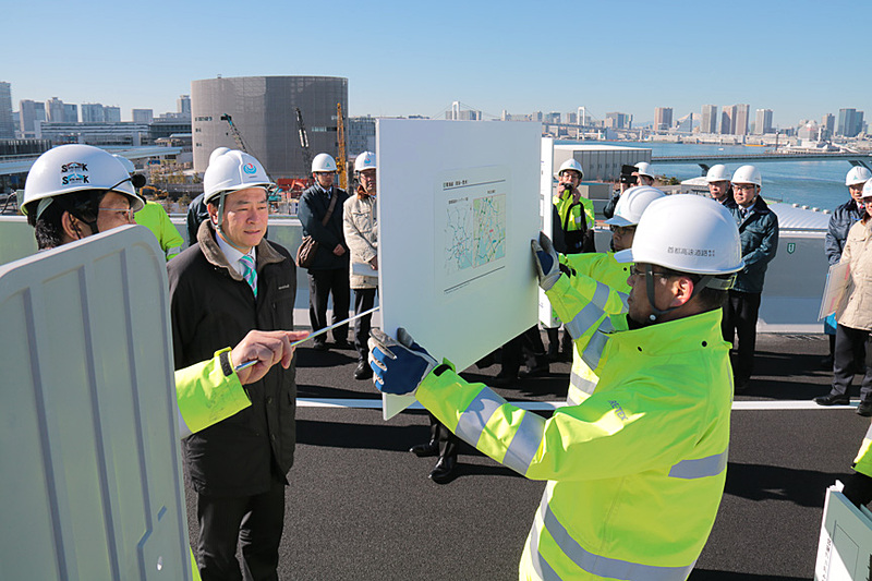 首都高の山口氏の説明を熱心に聞き、晴海線の最高地点まで歩いて視察していた