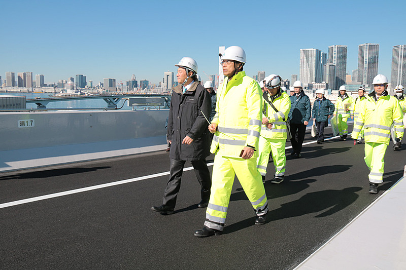 首都高の山口氏の説明を熱心に聞き、晴海線の最高地点まで歩いて視察していた