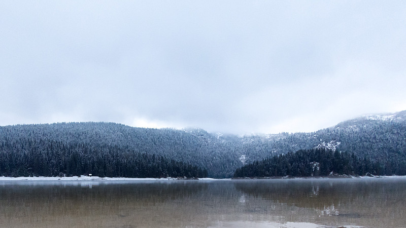 ドゥルミトル国立公園の「黒湖（Black Lake）」