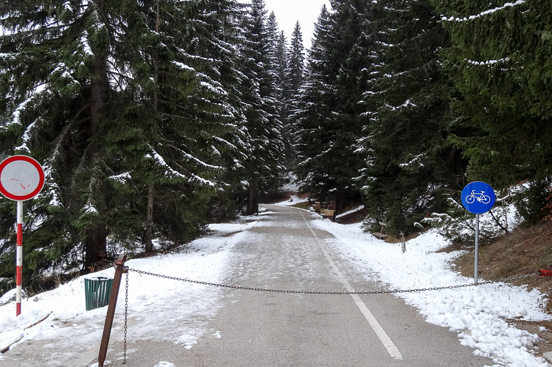 ドゥルミトル国立公園の入り口から黒湖への遊歩道。子供が遊べる遊具などもあり、夏季には家族でのんびりと自然を満喫しながら楽しめそうだ