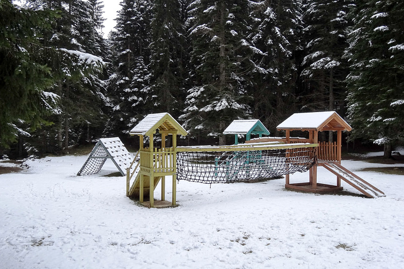 ドゥルミトル国立公園の入り口から黒湖への遊歩道。子供が遊べる遊具などもあり、夏季には家族でのんびりと自然を満喫しながら楽しめそうだ