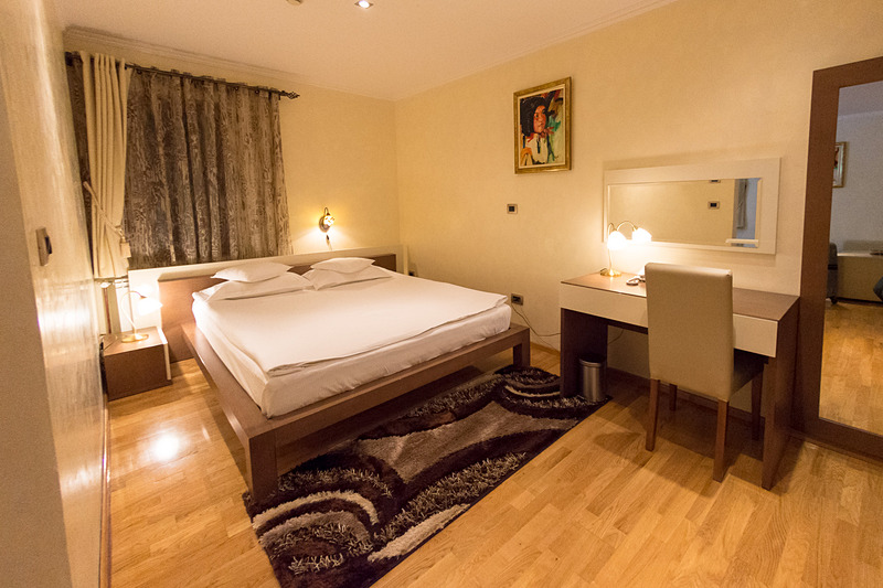 ベッドルームとリビングルームに分かれたスタジオ・アパートメントの客室