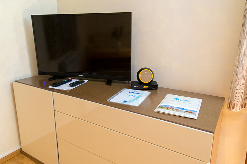 ベッドルームとリビングルームに分かれたスタジオ・アパートメントの客室