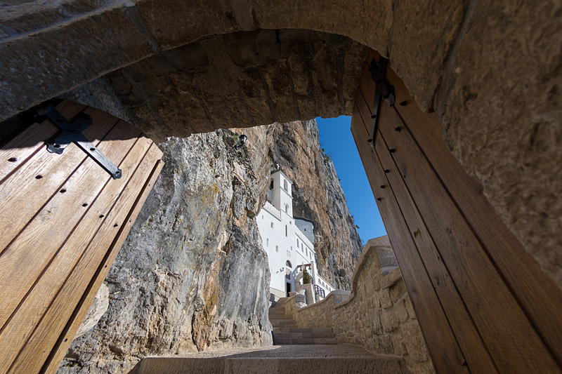 断崖にそびえ立つように建つオストログ修道院