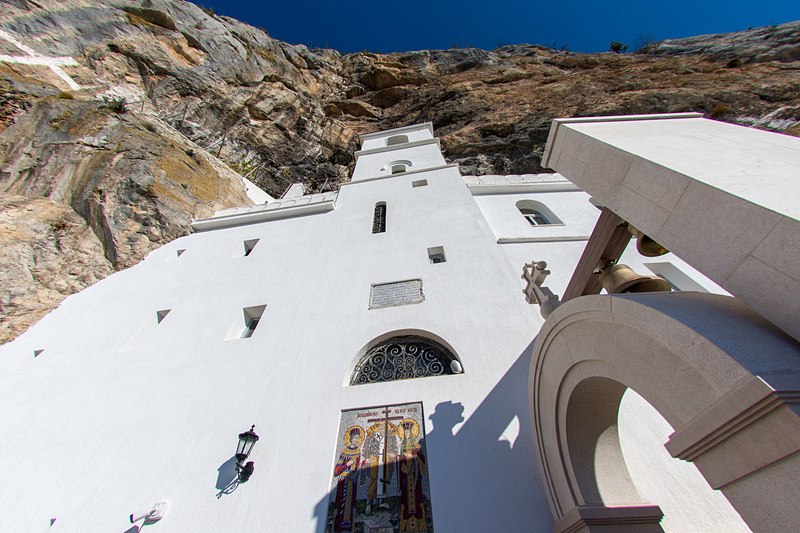 断崖にそびえ立つように建つオストログ修道院