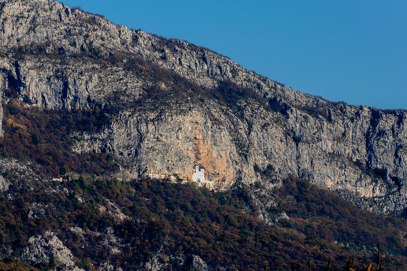 山を下ったところからオストログ修道院を見ると、その立地の不思議さが際立つ