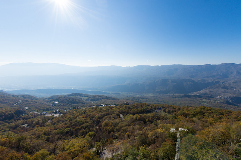 上層階に上ることも可能。断崖の足場に建つようなもので眺めは格別だ