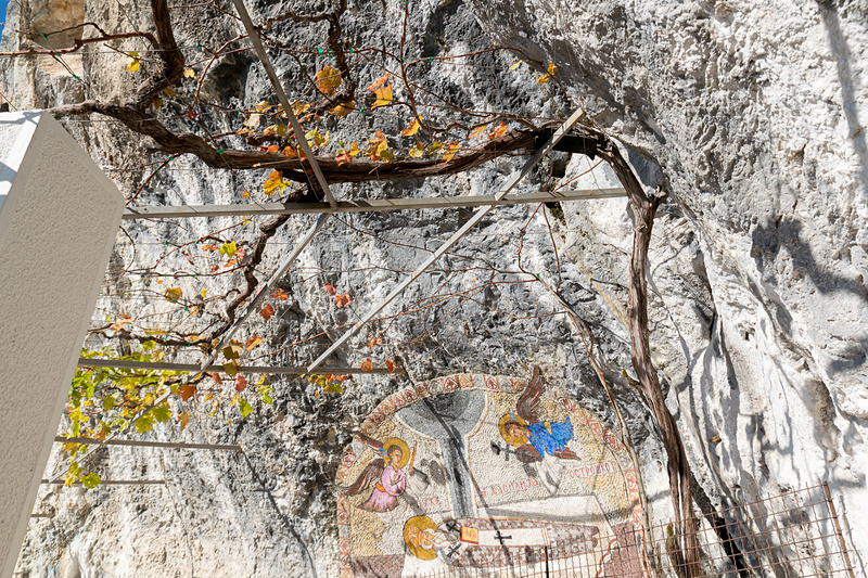 上から落とした赤子がケガ一つなかった（写真左）、崖からブドウが育つ（写真右）など数々の奇跡が伝えられている