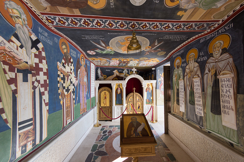 修道院のなかは数々のフレスコやモザイクで飾られている