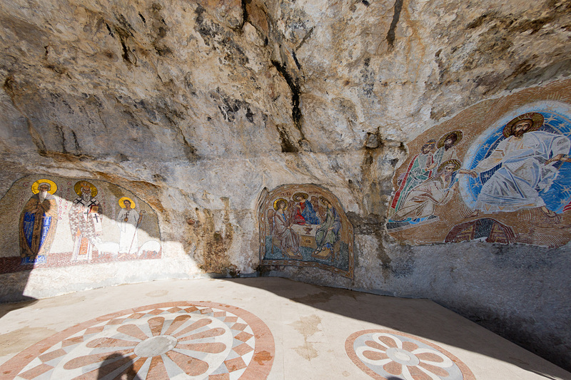 修道院のなかは数々のフレスコやモザイクで飾られている