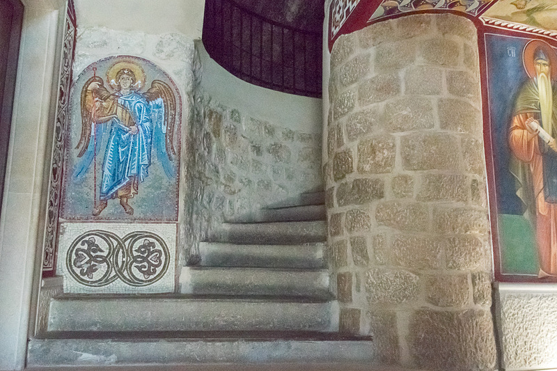 修道院のなかは数々のフレスコやモザイクで飾られている