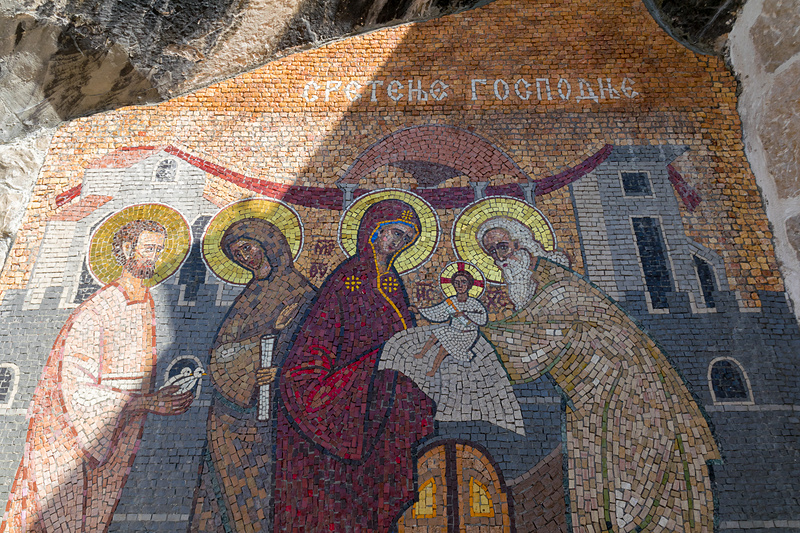 修道院のなかは数々のフレスコやモザイクで飾られている