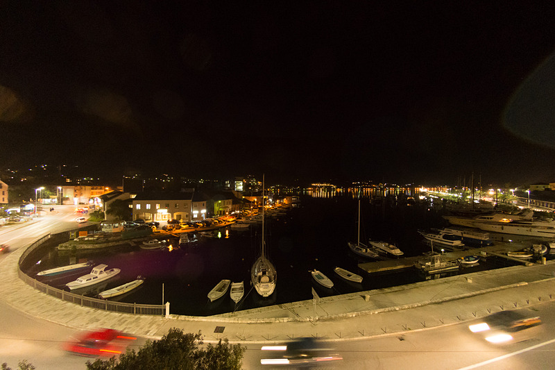 城壁に上るとコトル湾に面したヨットハーバーなどを見られる