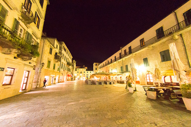 古い街並みを残すコトル旧市街。単なる観光施設ではなく、お土産物屋さんやレストラン、宿泊施設などがある生きた街だ