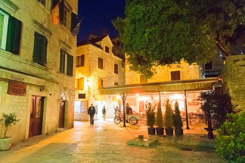 古い街並みを残すコトル旧市街。単なる観光施設ではなく、お土産物屋さんやレストラン、宿泊施設などがある生きた街だ