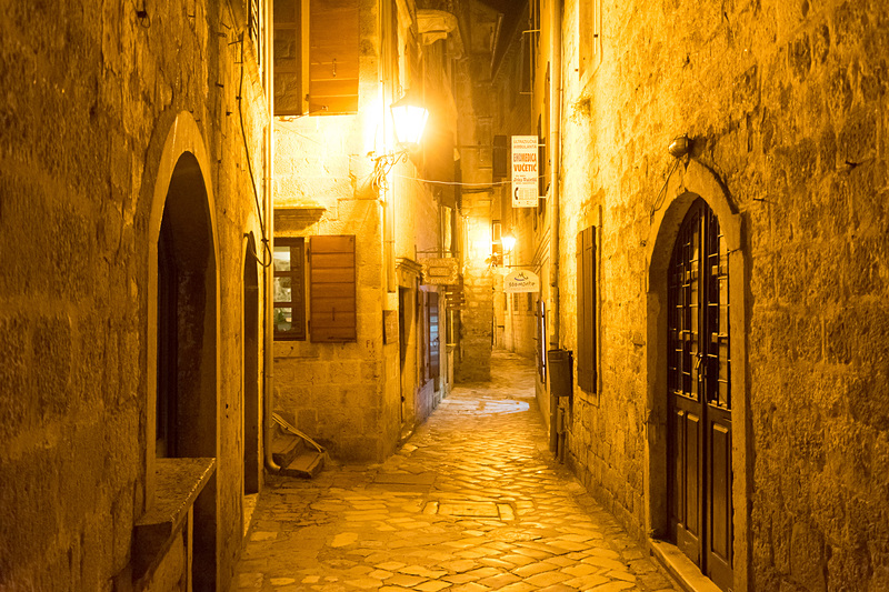 古い街並みを残すコトル旧市街。単なる観光施設ではなく、お土産物屋さんやレストラン、宿泊施設などがある生きた街だ